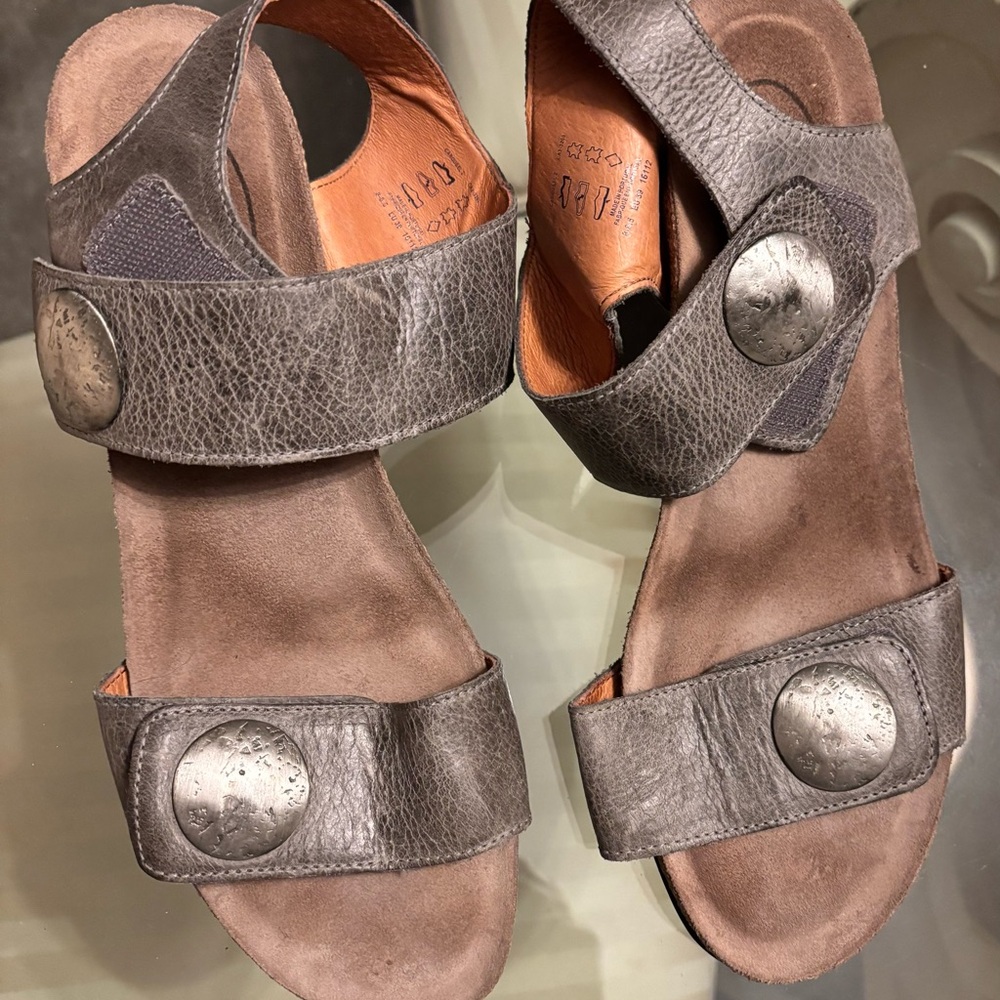 TAOS Carousel Gray Leather Sandals with Silver Accents Size 8.5